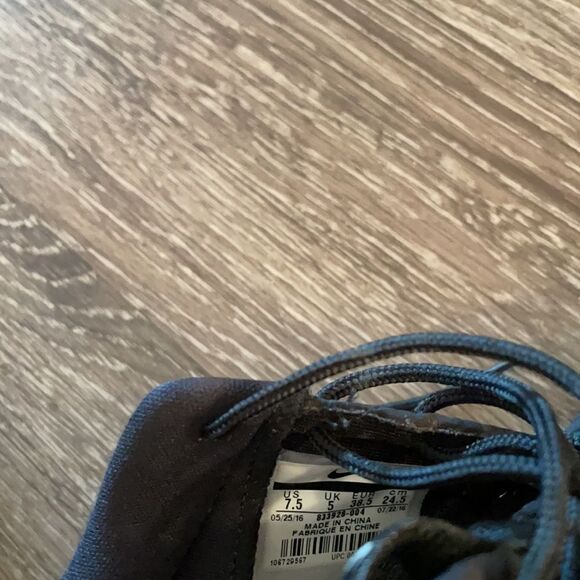 Nike Roshe Run Quilted Sneakers - Picture 9 of 9